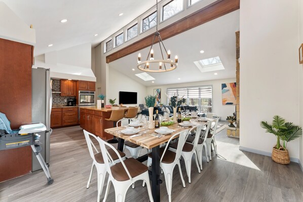 House, 5 Bedrooms | Dining - Smoke smell in the House (East Stroudsburg)