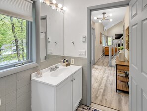 House, 5 Bedrooms | Bathroom | Towels, shampoo