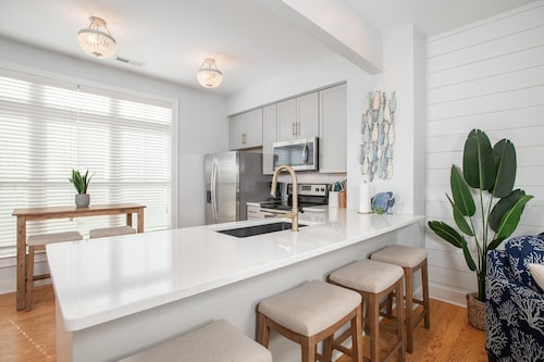 Seas The Day 3 Bedroom Home by RedAwning