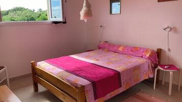 2 habitaciones, tabla de planchar con plancha y cuna de viaje