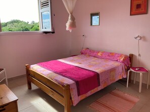 2 bedrooms, iron/ironing board, travel cot, free WiFi