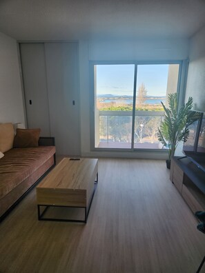 Téléviseur connecté, table de ping-pong