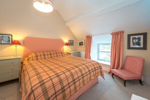 5 slaapkamers, een strijkplank/strijkijzer, reisbedje, wifi