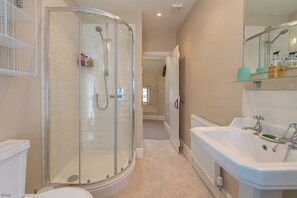 Een douche, een haardroger, handdoeken