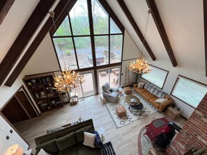 Una Smart TV, una chimenea, un reproductor de DVD, libros