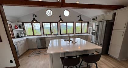 New - Modern Mountain Retreat w/ Hot tub and view!