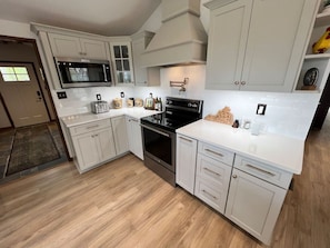 Een koelkast, een microgolfoven, een oven, een kookplaat