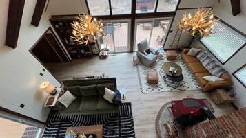 Smart-tv, pejs, dvd-afspiller, bøger