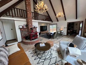 Smart TV, fireplace, DVD player, books