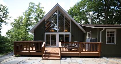 New - Modern Mountain Retreat w/ Hot tub and view!