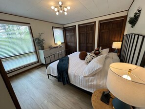 5 dormitorios, escritorio, tabla de planchar con plancha y cuna de viaje