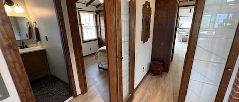 5 多间卧室、办公桌、熨斗/熨衣板、旅行婴儿床