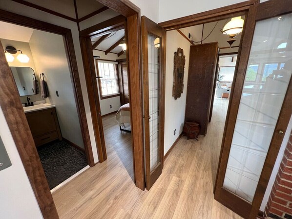 5 bedrooms, desk, iron/ironing board, travel crib