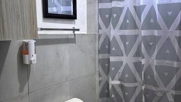 Douche, serviettes fournies, papier toilette