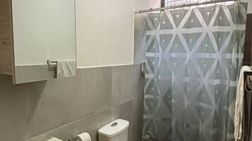Regadera, toallas, papel de baño