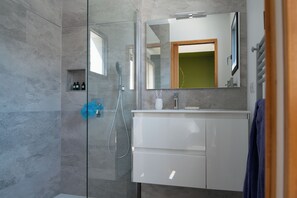 Dusche, Haartrockner, Handtücher, Seife