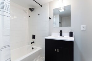 Douche, séchoir à cheveux, serviettes fournies, savon
