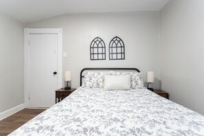 3 bedrooms, iron/ironing board, WiFi, bed sheets - Walkable Comfort Home (Indianapolis)