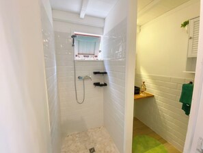 シャワー、ヘアドライヤー、タオル、石鹸