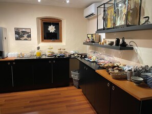 Free daily buffet breakfast