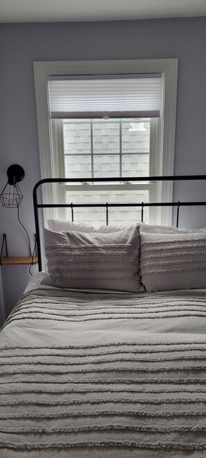 2 chambres, bureau, fer et planche à repasser, lit parapluie