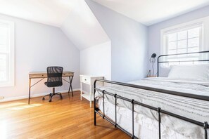 2 Schlafzimmer, Schreibtisch, Bügeleisen/Bügelbrett, Reisekinderbett