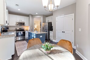 Kylskåp, mikrovågsugn, ugn och spishäll