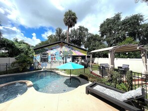 Una piscina al aire libre