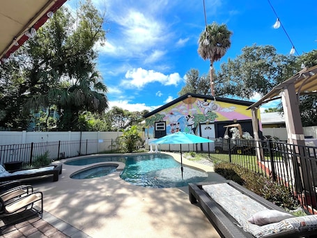 Outdoor pool. Beautiful home near Disney Private PoolBBQ Downtown