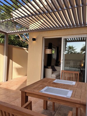 Outdoor dining - Jucasa Villas - Studio C   (Noord)