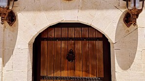 A wooden door with a plaque reading "201 Renda Pasa" above it, flanked by two wall-mounted lanterns. - Rumet Paşa Konağı (Mardin)