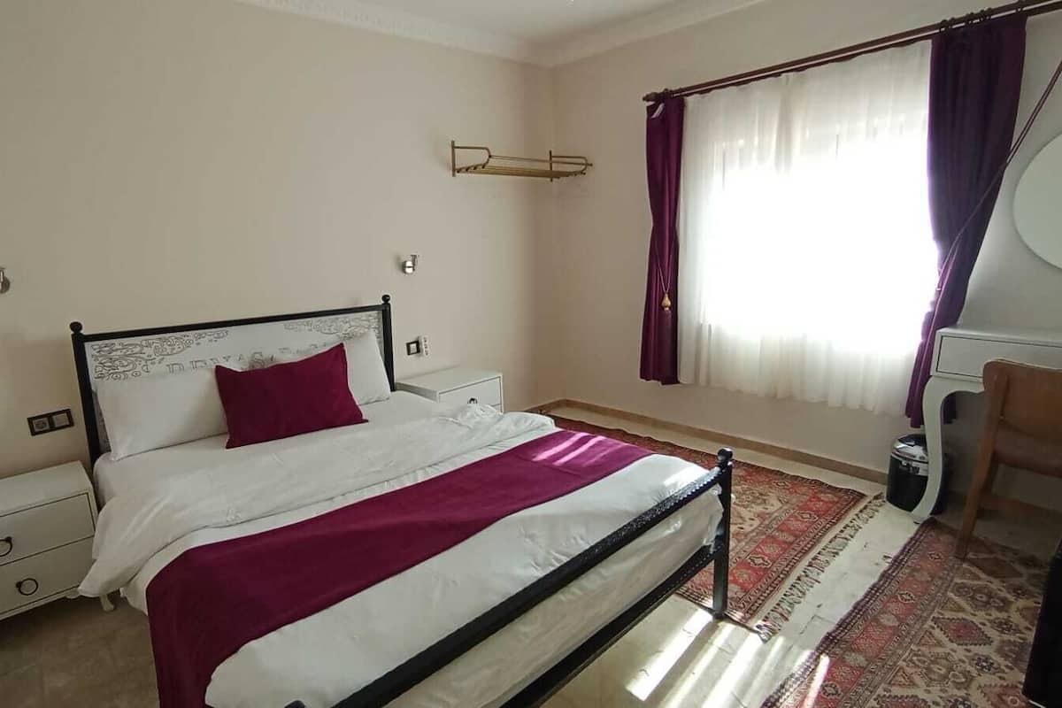 Mezopotomya Room | Minibarvarer (inkludert), skrivebord og sengetøy