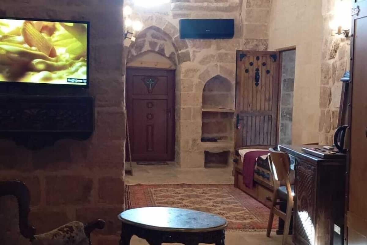 Titanik Room | Minibarvarer (inkludert), skrivebord og sengetøy