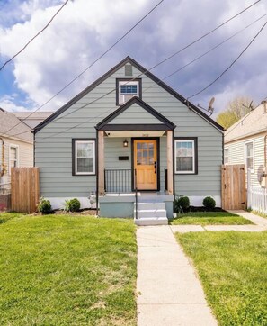 Exterior - Lucky Horseshoe | Derby Expo SDF | Garage Parking (Louisville)