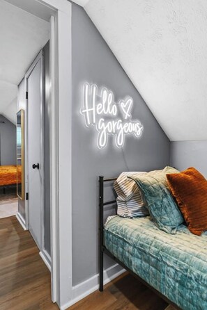 4 bedrooms, iron/ironing board, free WiFi, bed sheets - Lucky Horseshoe | Derby Expo SDF | Garage Parking (Louisville)