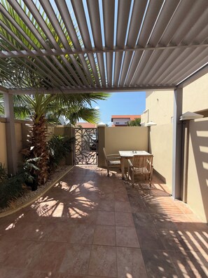 Outdoor dining - Jucasa Villas - Studio D (Noord)