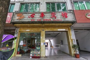 Fachada de comercio con un letrero que muestra el nombre y número de teléfono.