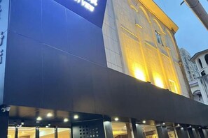 Luokittelematon kuva, 4 kautta 22, painike