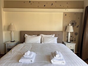 1 dormitorio, tabla de planchar con plancha, wifi y ropa de cama