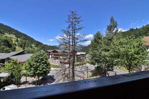 A mountain lodge with multiple buildings, surrounded by trees and a clear sky. - 2nd floor, balcony, parking, tv, 36m², Les Gets (Les Gets)