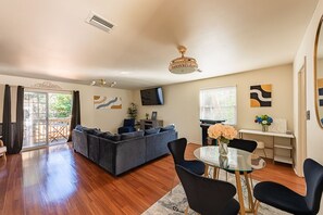 TV connectée, cheminée, jeux vidéo