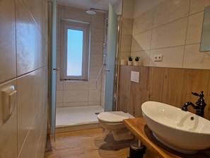 Suite Lagune | Baño | Ducha, cabezal de ducha tipo lluvia y toallas