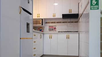 KĂžleskab, mikrobĂžlgeovn, kogeplade, kaffe-/temaskine