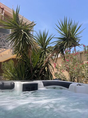 Outdoor spa tub - Jucasa Villas - Villa B (Noord)