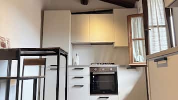 Een koelkast, een oven, een kookplaat, een waterkoker