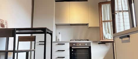 Frigorífic, forn, placa de cuina i bullidora elèctrica