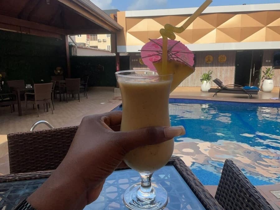 Una piscina al aire libre