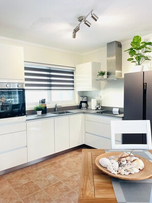 Kjøleskap, ovn, kokeplater og oppvaskmaskin