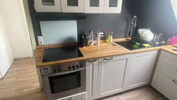 Fridge, oven, stovetop, coffee/tea maker
