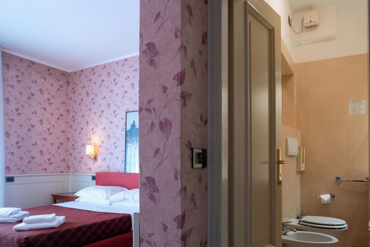 Premium bedding, minibar (some free items), desk, laptop workspace
